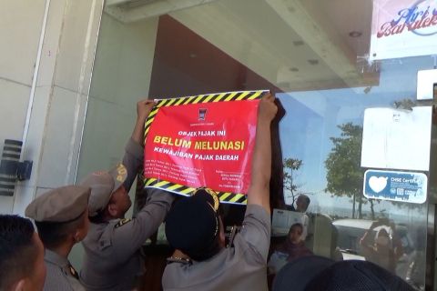 Bapenda Padang pasangi stiker wajib pajak yang menunggak