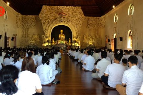 Akulturasi budaya pada perayaan Trisuci Waisak di Bali