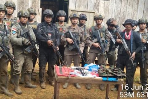 Gerebek markas KKB di Yapen, Satgas Cartenz sita senpi rakitan