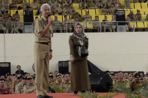 Kumpulkan Kades se-Jateng, Ganjar ajak atasi kemiskinan dan stunting