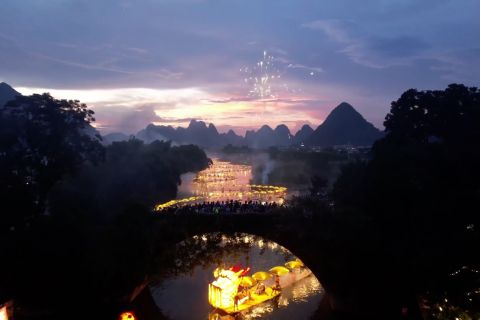 Naga emas meliuk anggun menyusuri sungai di Guilin, China