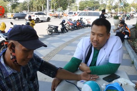 Pemkot Palembang berikan layanan kesehatan gratis di Jumat Berbagi