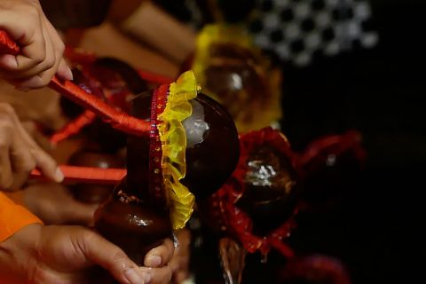 Puluhan biksu thudong jalani prosesi pengambilan air suci Waisak