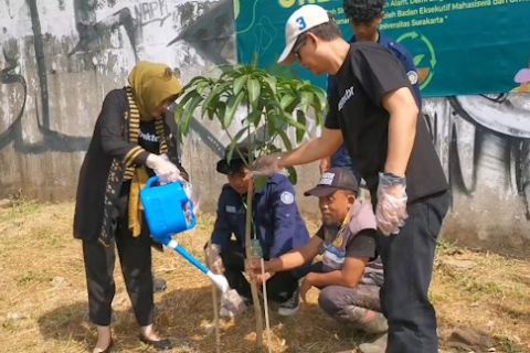 Hari Lingkungan Hidup Sedunia, puluhan pohon ditanam di Bengawan Solo