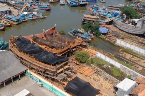 Melihat sentra produksi galangan kapal kayu di tepi Sungai Sambong