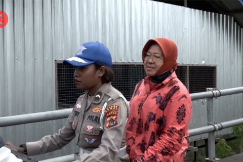 Momen blusukan Mensos jajal motor listrik saat kunker di Asmat