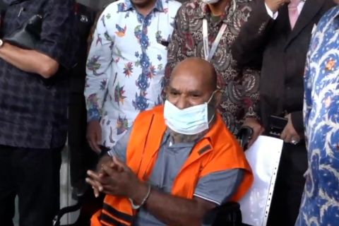 Sidang perdana kasus suap, Gubernur Papua nonaktif hadir secara daring