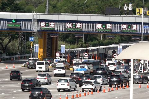 Situasi lalu lintas dan volume kendaraan di GT Cikampek Utama