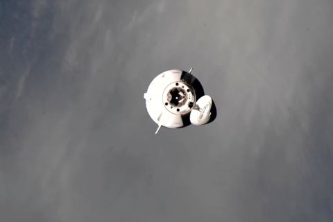 SpaceX Dragon kirimkan panel surya dan kargo baru ke ISS