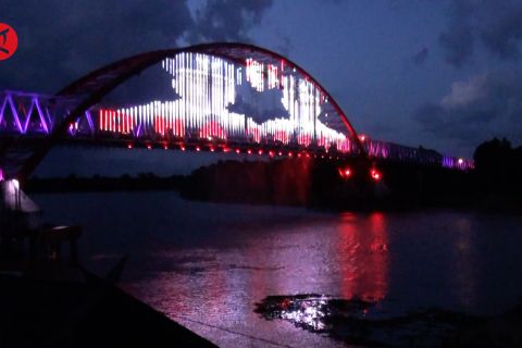 Tampil jadi ikon baru, warna warni lampu hiasi Kota Palangka Raya