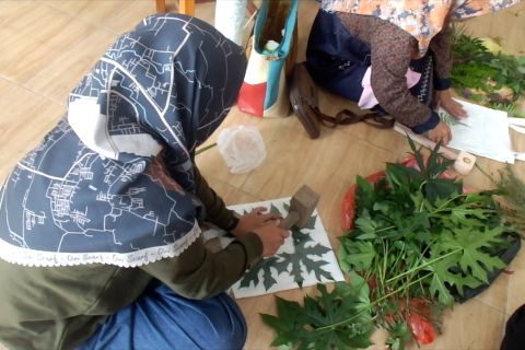 Warga Jember diajak tanami pohon di TPA dan dilatih kerajinan ecoprint