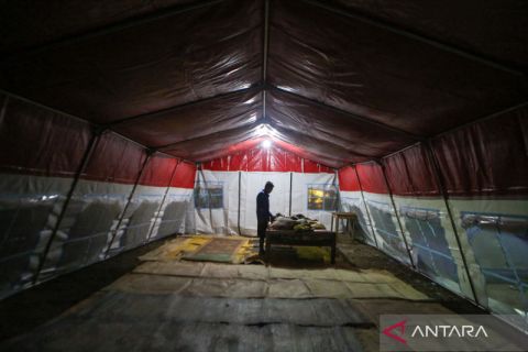 Relawan dirikan tenda darurat bagi warga pascagempa di Gunungkidul