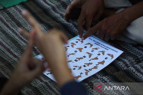 Belajar bahasa isyarat di HBKB Surabaya