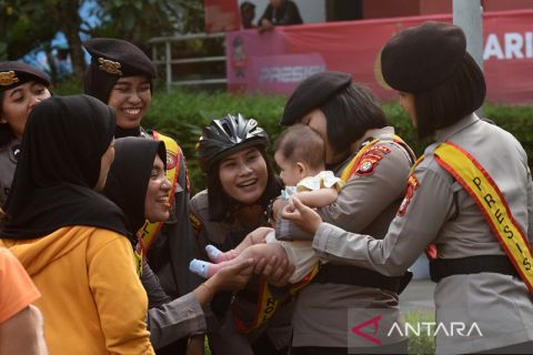 Polwan hibur pengunjung HBKB