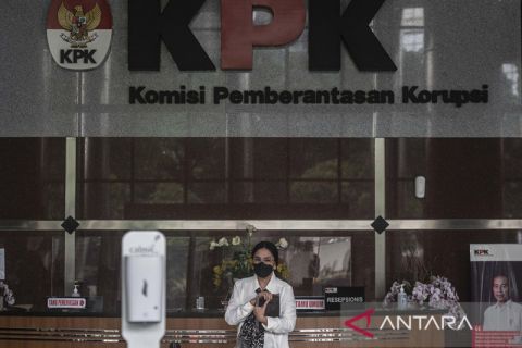KPK periksa Ernie Meike Torondek