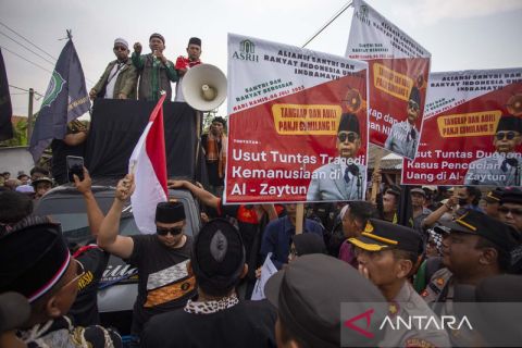 Unjuk rasa tuntut penangkapan Panji Gumilang