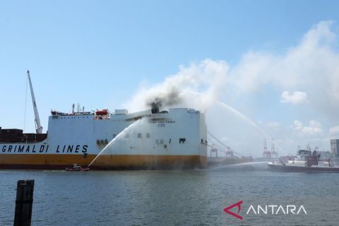 Dua petugas pemadam tewas dalam kebakaran kapal kargo di New Jersey