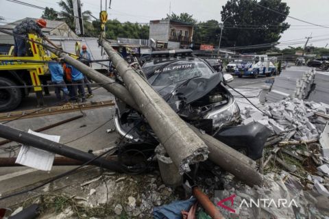 Kecelakaan mobil tabrak tiang listrik