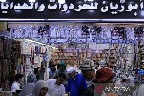Jamaah haji Indonesia belanja suvenir