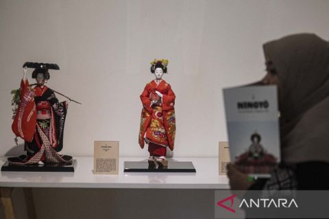 Pameran boneka kebudayaan masyarakat Jepang di Galeri Nasional
