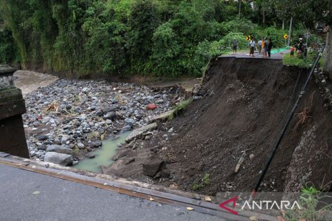 Jalur wisata putus diterjang banjir di Bali