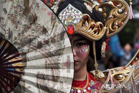 Penampilan kostum kreasi di Solo Batik Carnival