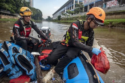 Aksi bersih bersih aliran Sungai Ciliwung