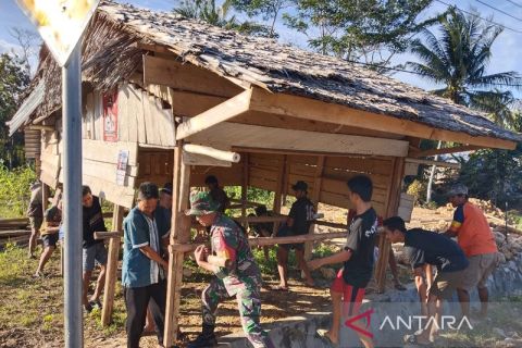 BABINSA TNI AD BANTU PINDAH RUMAH DI KONAWE SELATAN