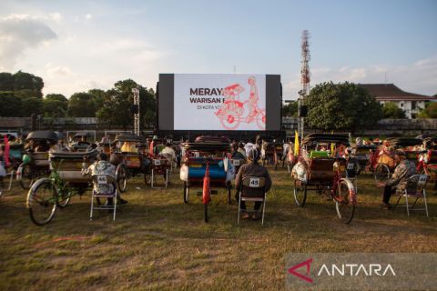Uniknya nonton film di atas becak