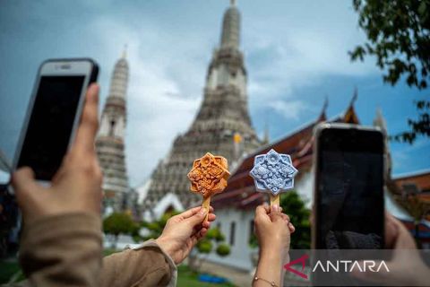 Mencicipi es krim unik berbentuk ubin pagoda di Wat Arun