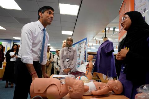 Perdana Menteri Inggris Rishi Sunak kunjungi sekolah di London