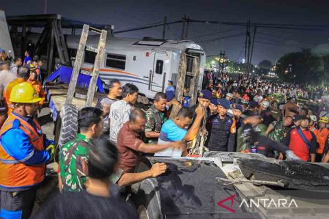 Kecelakaan KA Brantas dengan truk tronton di Semarang