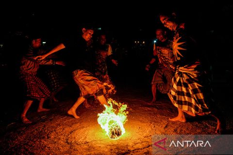 Tradisi sepak bola api di Kabupaten Bandung