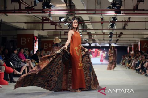 Peragaan busana di Jakarta Fashion and Food Festival 2023