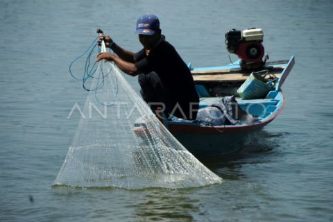 Nelayan di Waduk Cacaban