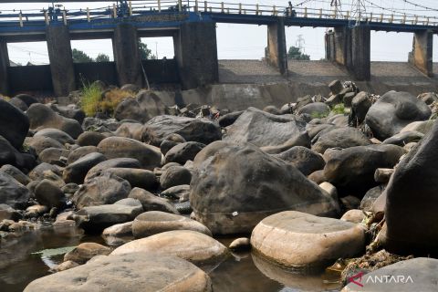 Tinggi muka air di Bendung Katulampa sentuh 0 centimeter