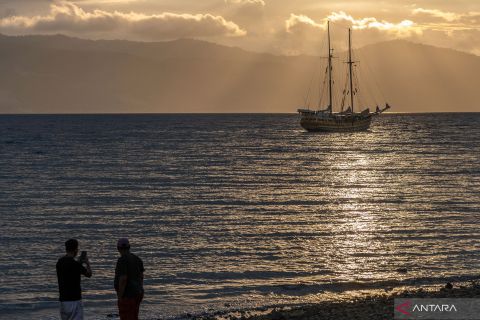 Kapal Arka Kinari tiba di Teluk Palu