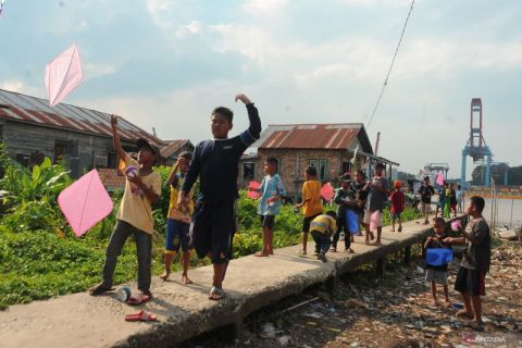 Peringatan hari anak nasional di bantaran sungai musi