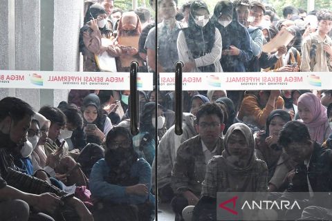 Pencari kerja antre di bursa kerja