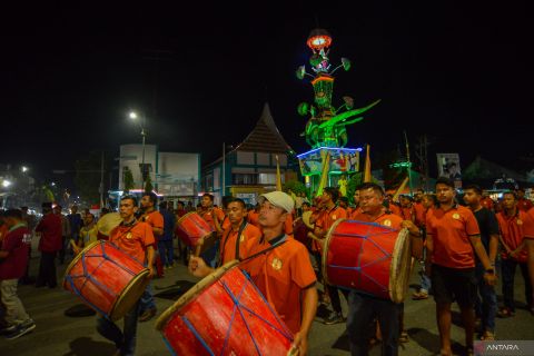 Prosesi maarak saroban Tabuik