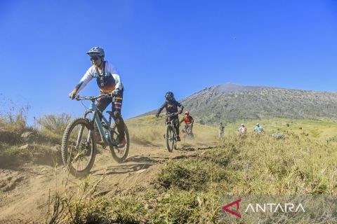 Wisata sepeda di Gunung Rinjani