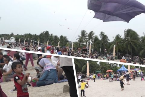 Serunya bermain layang-layang di tepi pantai