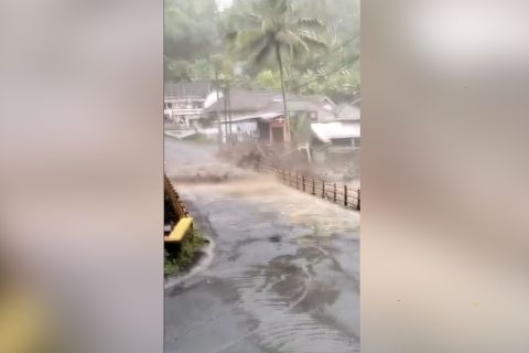 Cuaca buruk, Lumajang diterjang banjir lahar dingin dan longsor