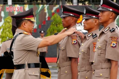 Lantik anggota baru, Kapolda Maluku harap polri jadi contoh masyarakat