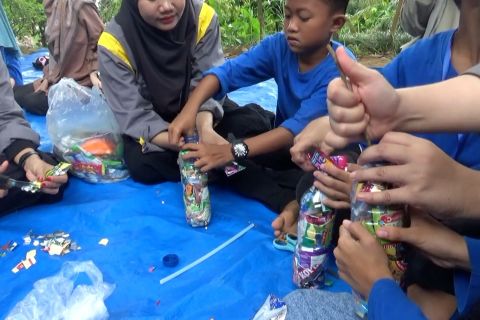 Mengajak siswa di Padang isi libur sekolah dengan membuat ecobrick