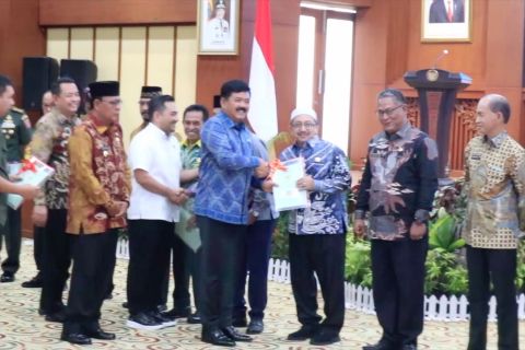 Menteri ATR/BPN serahkan 1.055 sertifikat kepada Pemda di Kalsel