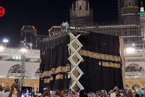 Potret momen penggantian Kiswah Ka'bah di tahun baru Hijriah