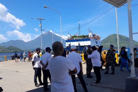 Dermaga feri di Ternate yang ambruk mulai diperbaiki