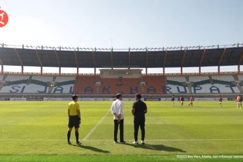 Tinjau Stadion Si Jalak Harupat, Presiden Jokowi: Yang tentukan FIFA