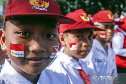 Ratusan siswa Bogor kibarkan Bendera Merah Putih sambut HUT RI